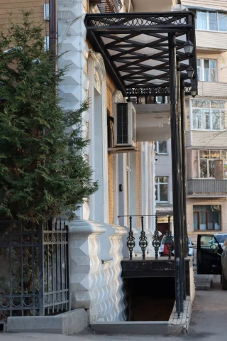 Ograzhdeniye vkhodnoy gruppy chugunnymi balyasinami (3).JPG