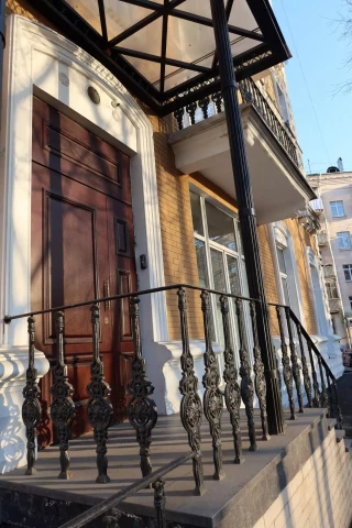 Ograzhdeniye vkhodnoy gruppy chugunnymi balyasinami (1).JPG