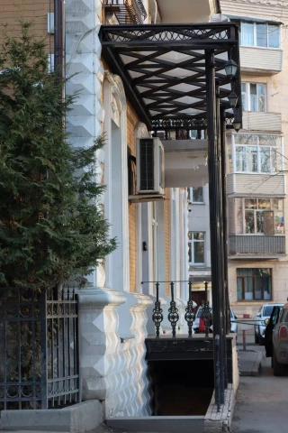 Ograzhdeniye vkhodnoy gruppy chugunnymi balyasinami (2).JPG