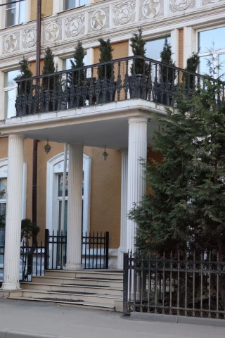 Balkonnoye ograzhdeniye chugunnymi balyasinami (15).JPG