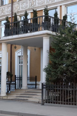 Balkonnoye ograzhdeniye chugunnymi balyasinami (16).JPG