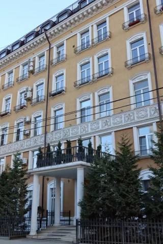 Balkonnoye ograzhdeniye chugunnymi balyasinami (12).JPG