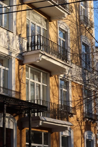 Balkonnoye ograzhdeniye chugunnymi balyasinami (8).JPG