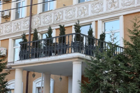 Balkonnoye ograzhdeniye chugunnymi balyasinami (20).JPG