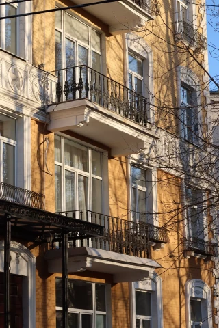 Balkonnoye ograzhdeniye chugunnymi balyasinami (6).JPG