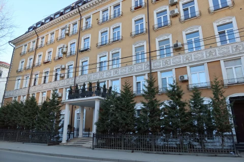 Balkonnoye ograzhdeniye chugunnymi balyasinami (18).JPG