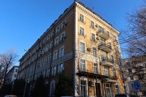 Balkonnoye ograzhdeniye chugunnymi balyasinami (9).JPG