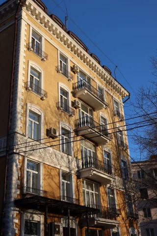 Balkonnoye ograzhdeniye chugunnymi balyasinami (5).JPG
