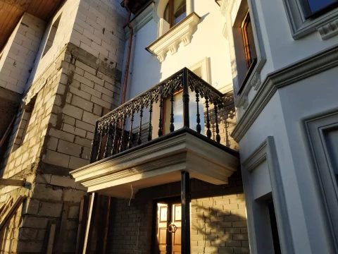 Balkonnoye ograzhdeniye chugunnymi sektsiyami (2).jpg