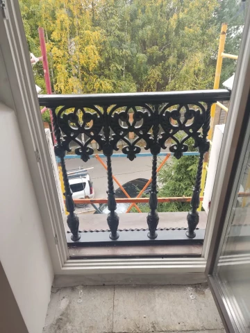 Balkonnoye ograzhdeniye chugunnymi sektsiyami (1).jpg