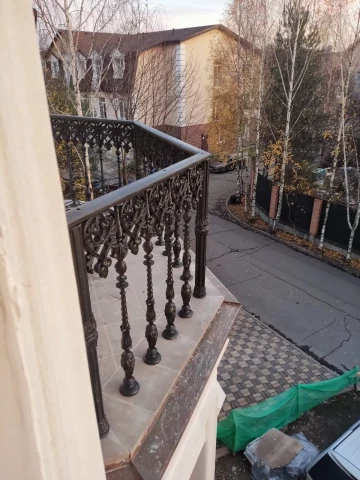 Balkonnoye ograzhdeniye chugunnymi sektsiyami (10).jpg