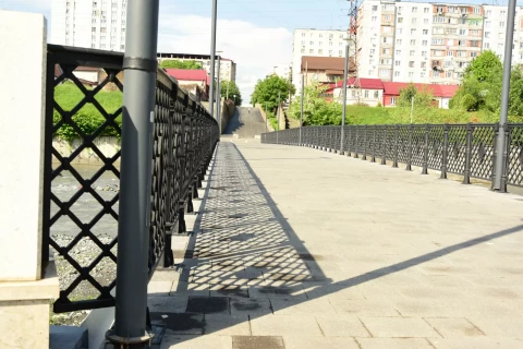 Ograzhdeniye mosta chugunnymi sektsiyami (3).JPG