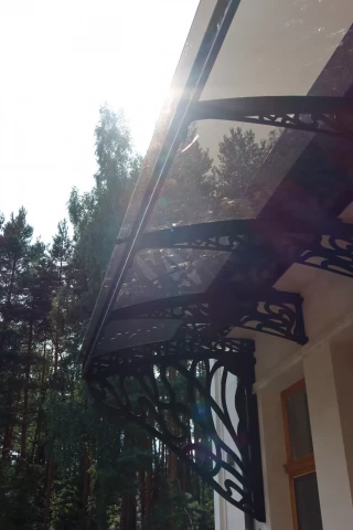 Chugunnyy kozyrek na opornykh kronshteynakh. pokrytiye kryshi polikarbonat (44).JPG