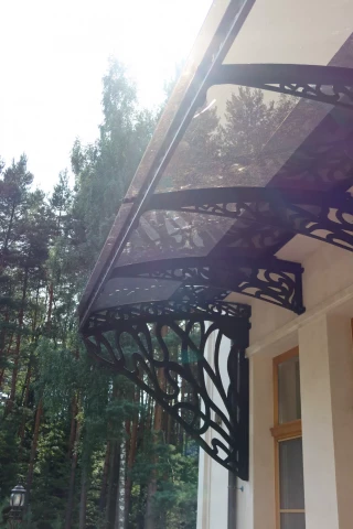 Chugunnyy kozyrek na opornykh kronshteynakh. pokrytiye kryshi polikarbonat (43).JPG