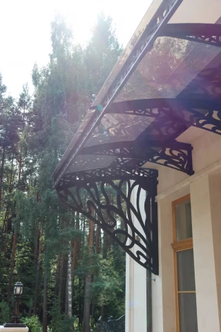 Chugunnyy kozyrek na opornykh kronshteynakh. pokrytiye kryshi polikarbonat (41).JPG