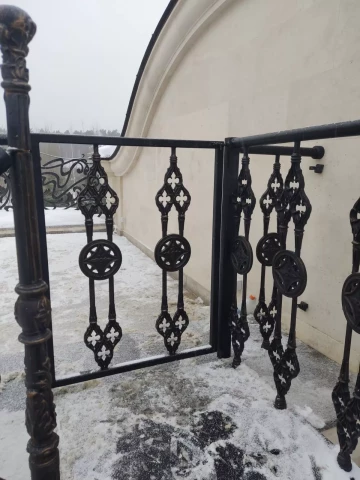 Chugunnoye ograzhdeniye balyasinami. chugunnaya kalitka (1).jpg