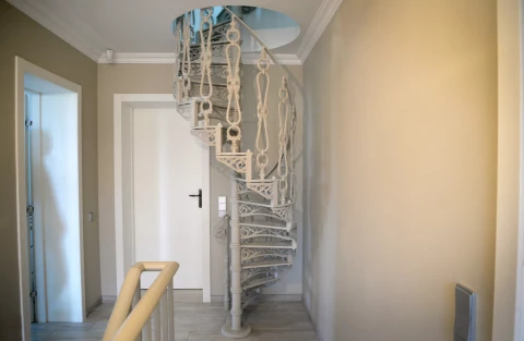 Vintovaya chugunnaya lestnitsa belaya napolnennaya (3).jpg