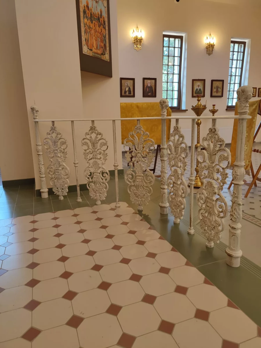 Декоративное чугунное ограждение белыми балясинами Чугунное ограждение чередованием тонких и широких балясин